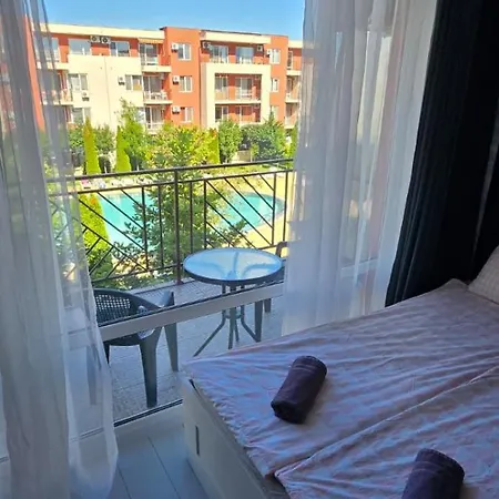 Boutique Modern Studio, Free Parking, Wi-fi, Tv, Pool View, Garden, Quiet, Security, 15 Min Walk To The Sea Apartmán Sluneční pobřeží